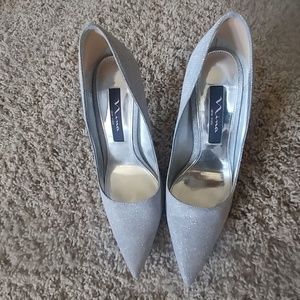 Glittery, silver heels! 👠